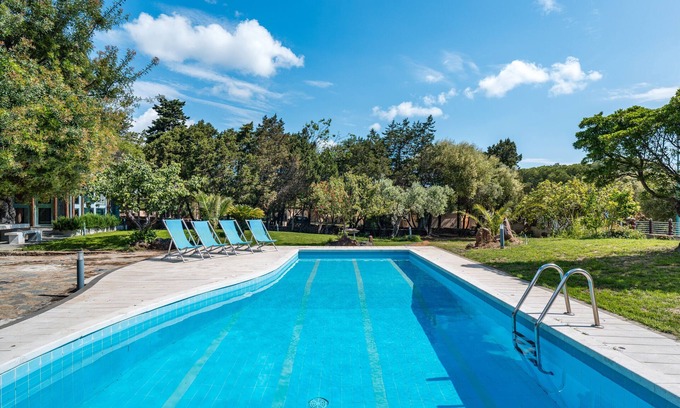 Sas Linnas Siccas Apartment | Apartment 'La Vela Rossa' with Shared Pool, Wi-Fi and Air Conditioning