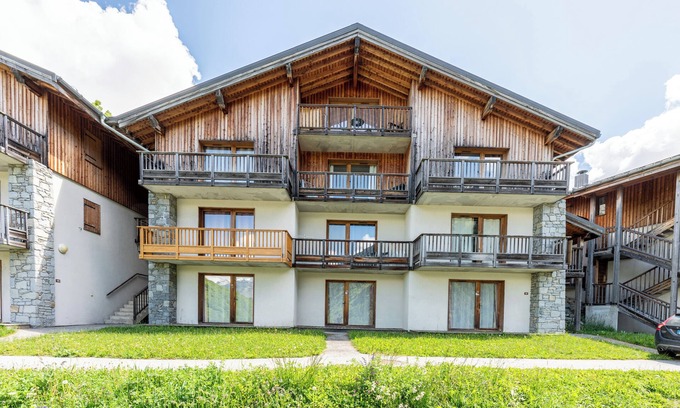 Orelle Apartment | Apartment 'La Montagne' with Mountain View, Shared Pool and Wi-Fi