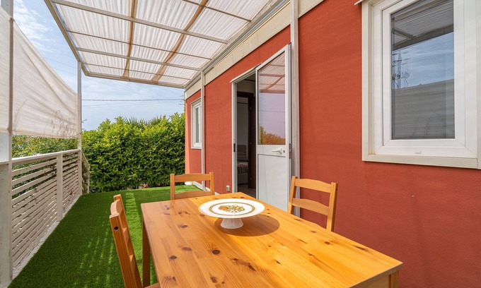 Ognina Apartment | Apartment 'La Rossa' with Private Terrace, Wi-Fi and Air Conditioning
