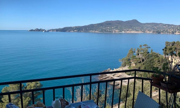 Zoagli Apartment | Apartment 'La Solatia' with Sea View, Balcony and Air Conditioning