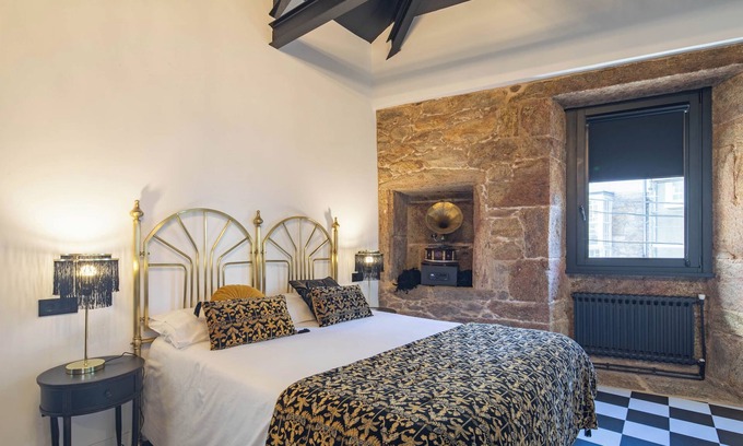 Corcubion Apartment | Apartment 'La Suite De Los Años 20' with Private Terrace, Balcony and Wi-Fi