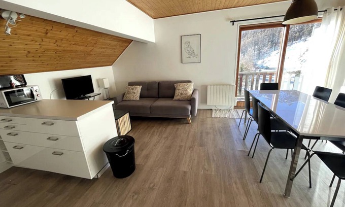 Les Claux Apartment | Apartment 'Le Famillial' with Balcony and Wi-Fi