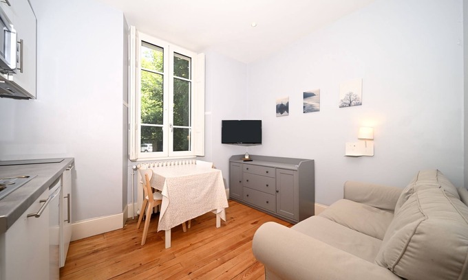 Bagneres-de-Luchon Apartment | Apartment 'Le Lac' with Mountain View, Shared Garden and Wi-Fi
