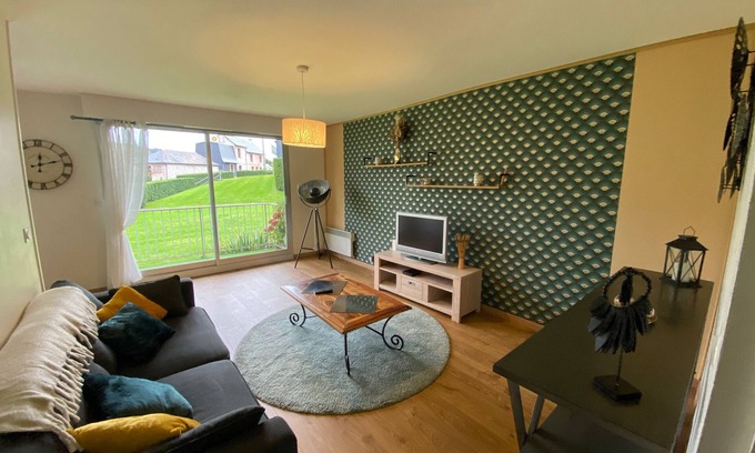 Honfleur Apartment | Apartment 'Le Lodge D Angèle' with Balcony and Wi-Fi