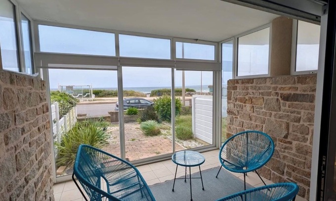 Le Fort Bloque Apartment | Apartment 'Le Nid De Keragan' with Sea View, Private Terrace and Wi-Fi