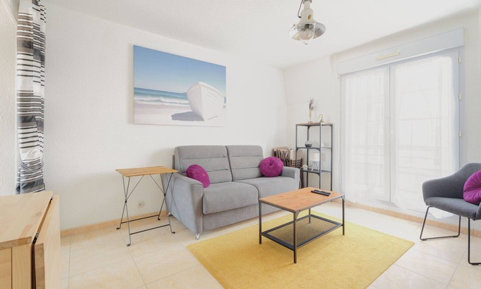 Saint-Martin de Brehal Apartment | Apartment 'Le Saint Martin' with Sea View, Balcony and Wi-Fi