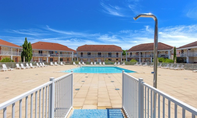 Le Verdon-sur-Mer Apartment | Apartment 'Les Vertmarines' with Shared Pool, Private Terrace and Wi-Fi