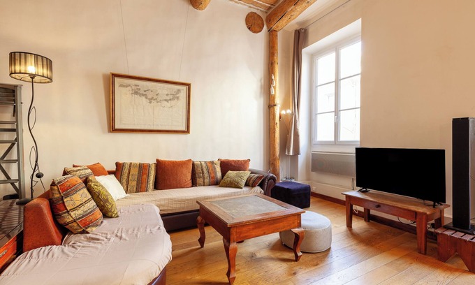 Opera Apartment | Apartment 'Les Mats Du Port' with Wi-Fi and Air Conditioning