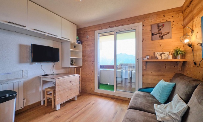Eclose-Ouest Apartment | Apartment 'Les Ours Bleus' with Mountain View and Balcony