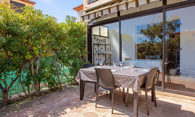 Carqueiranne Apartment | Apartment 'Les Tulipes' with Private Terrace, Shared Garden and Wi-Fi