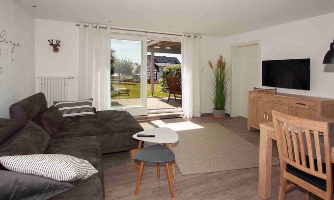 Holthausen Apartment | Apartment 'Lieblingsplatz' with Private Terrace, Shared Garden and Wi-Fi
