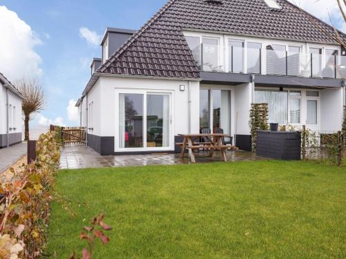 Offingawier Apartment | Apartment located directly on the Sneekermeer