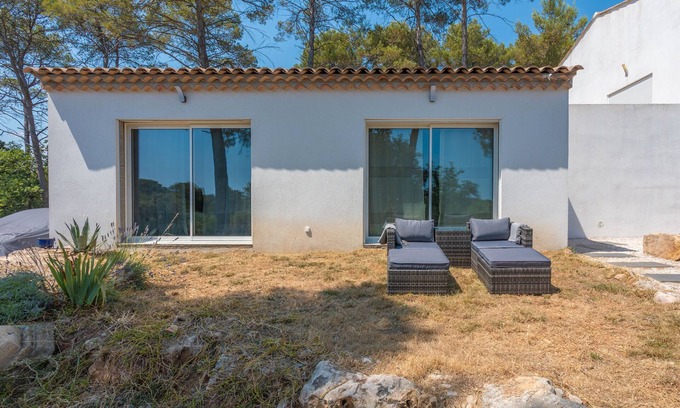 Les Arcs-sur-Argens Apartment | Apartment 'Lou Paradou' with Shared Garden, Wi-Fi and Air Conditioning