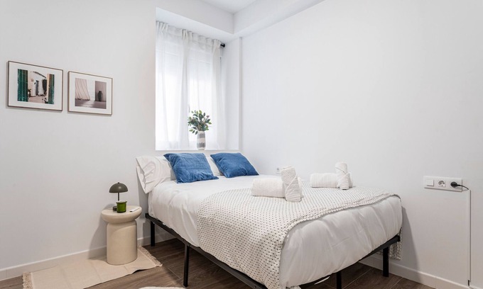 Torrefiel Apartment | Apartment 'Lugre 4' with Balcony, Wi-Fi and Air Conditioning
