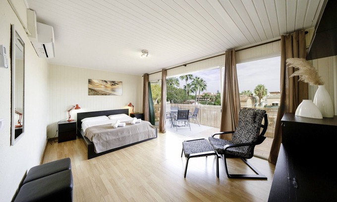 Castelldefels Apartment | Apartment 'Luz y Color' with Private Terrace, Wi-Fi and Air Conditioning