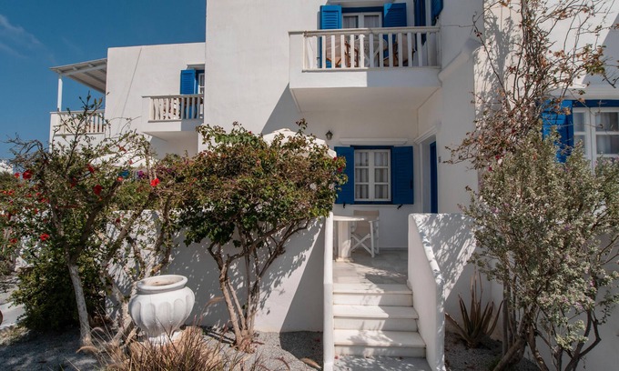 Mikri Vigla Apartment | Apartment 'Maroulis Studios - Studio 2' with Private Garden, Wi-Fi and Air Conditioning