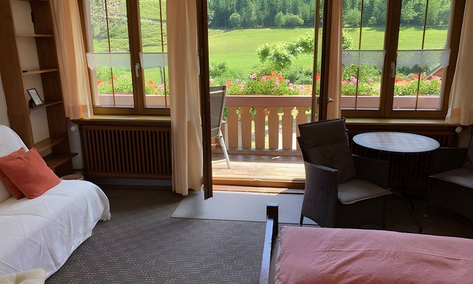 Hornberg Apartment | Apartment 'Mittlere Zimmer' with Mountain View, Balcony and Wi-Fi