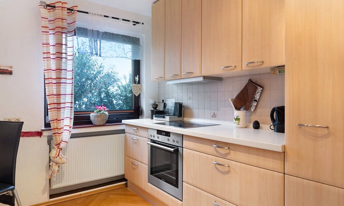 Elmlohe Apartment | Apartment 'Mole Valley Ranch 1' with Shared Garden and Wi-Fi