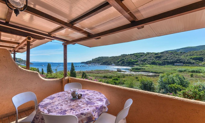 Mola Apartment | Apartment 'Mono4Posti Vista Mare Il Portolano' with Sea View, Wi-Fi and Air Conditioning