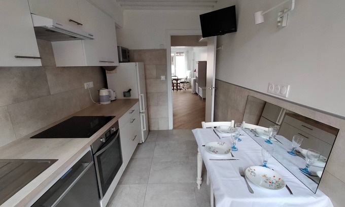 Croix Rousse Apartment | Apartment near Croix Rousse metro station, shops and market