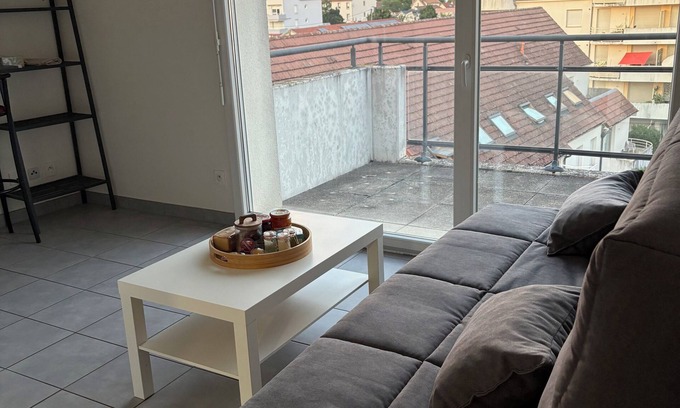 Maladiere Apartment | Apartment near Republic and Flag