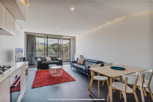 City West Apartment | Apartment nestled between Lake Burley Griffin, city and ANU