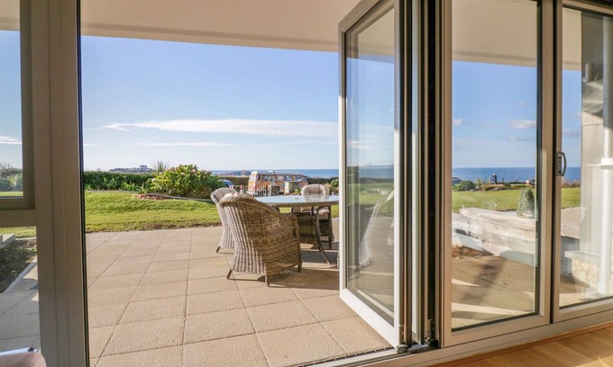 Lusty Glaze Cottage | APARTMENT NO.21, romantic, character holiday cottage in Newquay