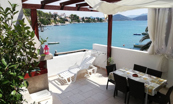 Komarna Apartment | Apartment Olly seafront large terrace with barbecue 4 sunbeds and garden