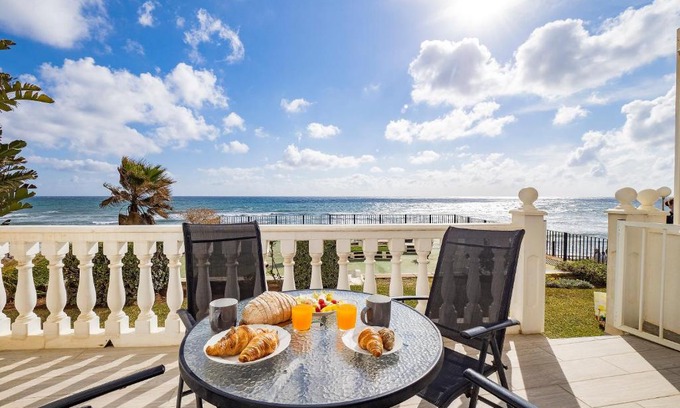 Sitio de Calahonda Apartment | Apartment on Beach Mijas
