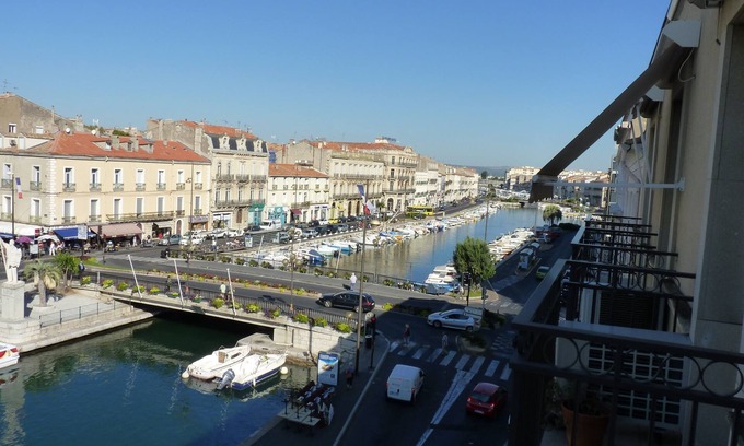 Sete Apartment | Apartment on the edge of the Royal Canal, facing the jousts of St Louis. Downtown
