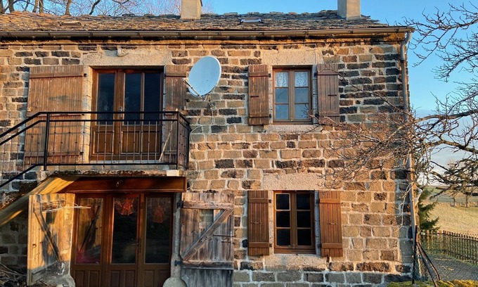 Les Vastres House | Apartment on the first floor of an old stone barn