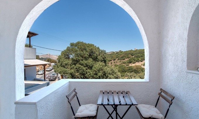 Aperathos Apartment | Apartment 'On the road house' with Mountain View, Balcony and Wi-Fi