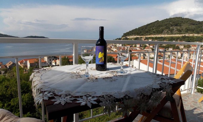 Vis Apartment | Apartment Pečarević - a holiday with a stunning view