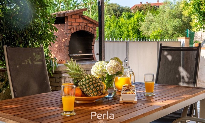 Vinkuran Apartment | Apartment PINETA with cozy terrace and grill