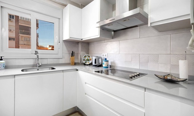 Cadiz Apartment | Apartment 'Piso Moderno Puerta Del Mar' with Balcony, Wi-Fi and Air Conditioning