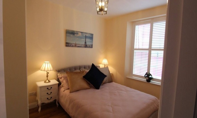 Kinsale Apartment | Apartment-Private Bathroom-Ref B