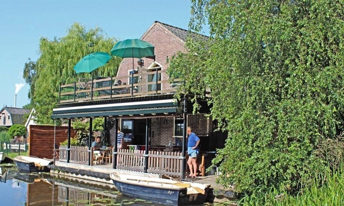 Broek op Langedijk Apartment | Apartment right on the water. With a beautiful view of the canals and fields of "the kingdom of 1000 islands".