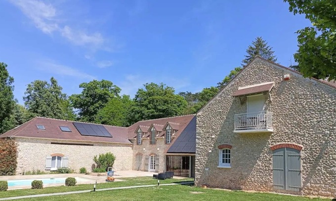 Ormoy-la-Riviere Apartment | Apartment 'Retraite Nature' with Shared Garden, Shared Pool and Wi-Fi