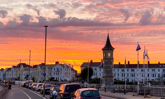 Exmouth Apartment | Apartment right on the seafront of Exmouth Beach.