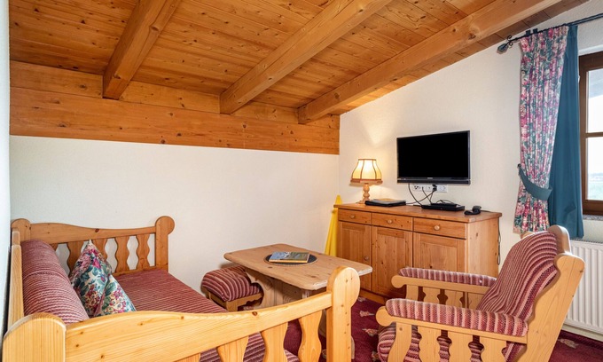 Waggershausen Apartment | Apartment 'Rosenzimmer 1' with Mountain View, Shared Garden and Wi-Fi