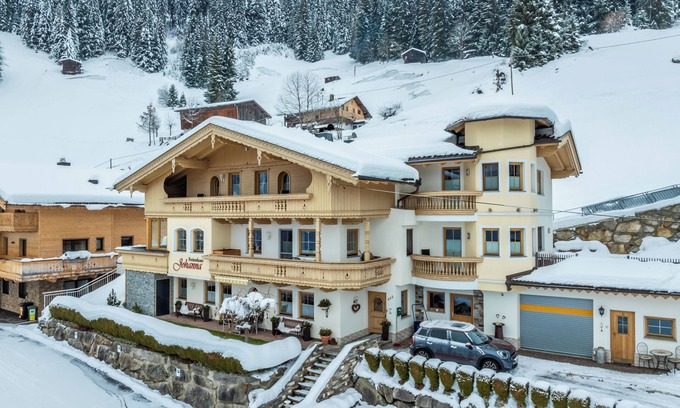 Hippach Apartment | Apartment Sonne in Ferienhaus Johanna in the Zillertal- close to the ski slopes and hiking region
