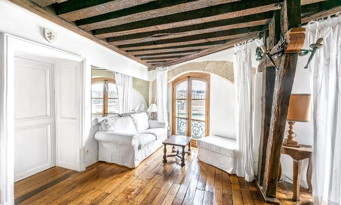 Notre Dame Apartment | Apartment Saint-Louis by B'Your Home