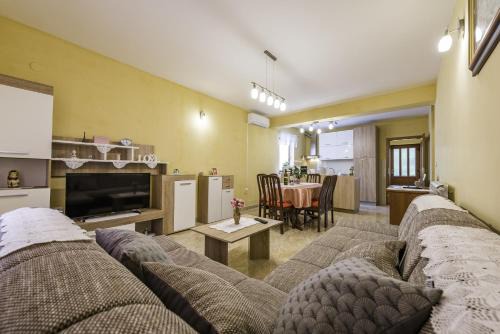 Tinjan Apartment | Apartment Sandi
