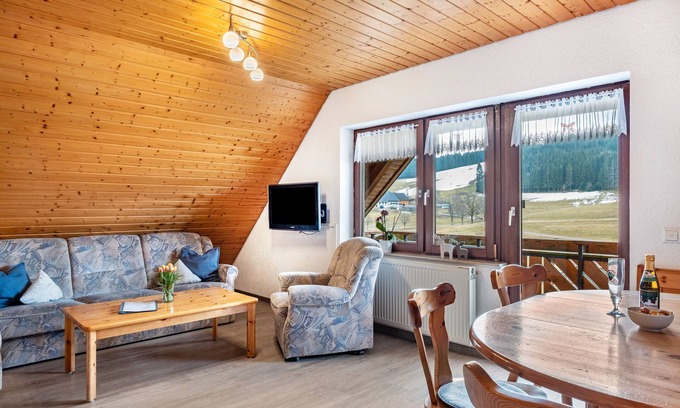 Waldau Apartment | Apartment 'Schöne Aussicht, 60qm' with Shared Garden, Balcony and Wi-Fi