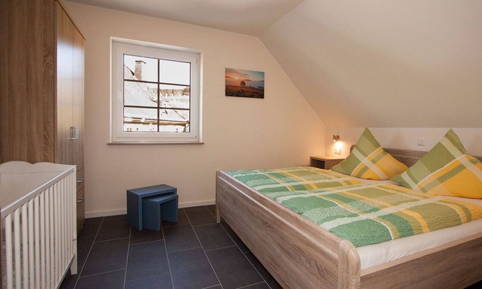 Lenne Apartment | Apartment 'Schwein' with Mountain View, Shared Terrace and Wi-Fi