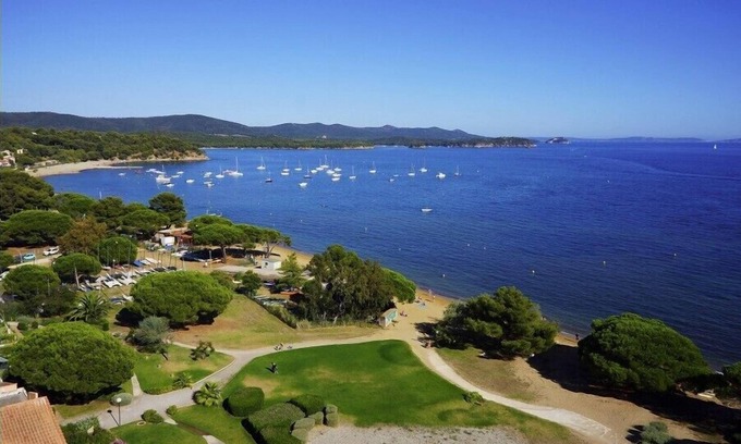 La Londe-les-Maures Apartment | Apartment seafront overlooking the park, the beach argentiere