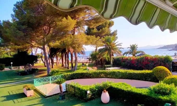 Boulouris-sur-Mer Apartment | APARTMENT SEA VIEW- "FEET IN THE WATER" DIRECT ACCESS BEACH
