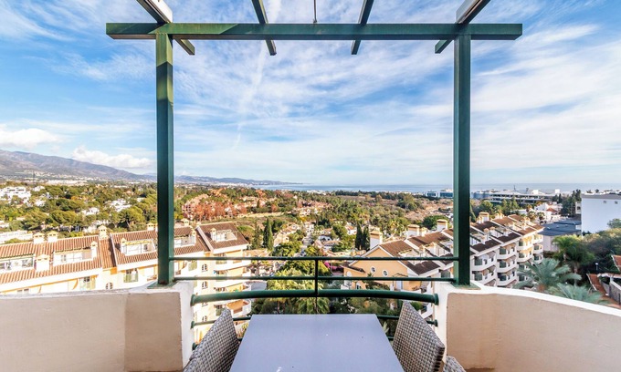 Nueva Andalucia Apartment | Apartment 'Señorio De Aloha' with Sea View, Wi-Fi and Air Conditioning