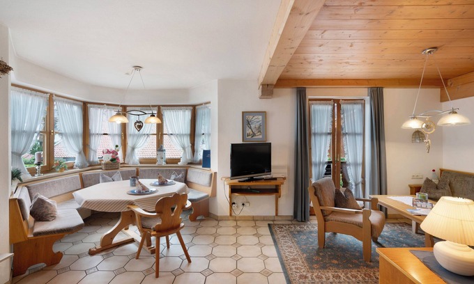 Mittenwald Apartment | Apartment 'Silberdistel Nr 3' with Mountain View, Shared Garden and Wi-Fi