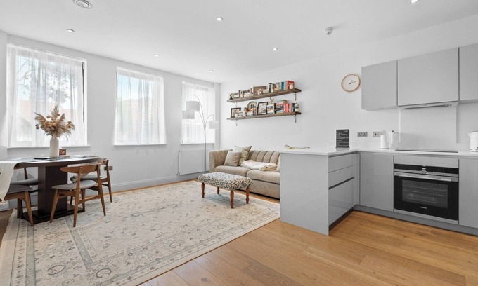 Syon Apartment | Apartment - Sleeps 2 - Parking - Great Location